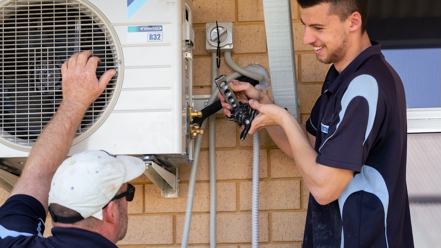 air con technicians from air cond installs wa fixing air con installation with bracket